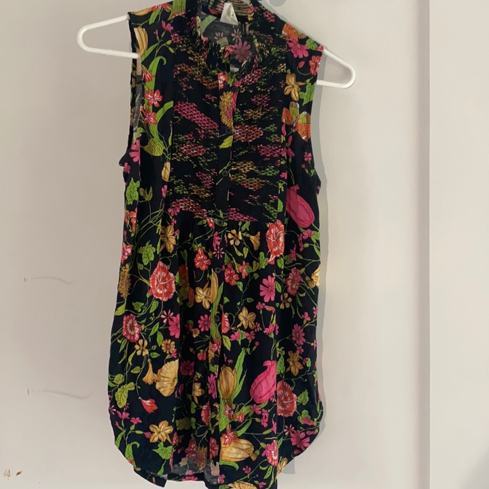 Mock neck,sleeveless blouse